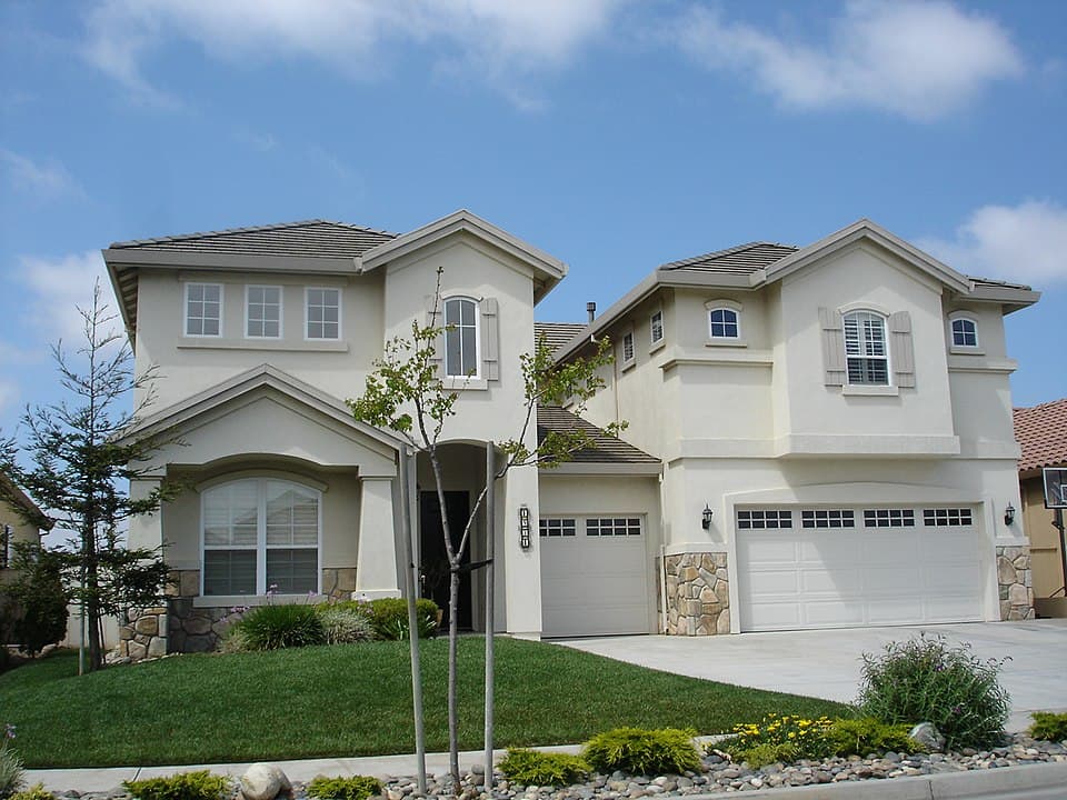 A single-family home in a Florida-style suburban neighborhood